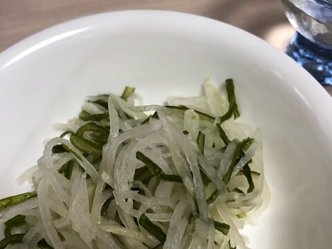 大根と茎わかめの胡麻風味